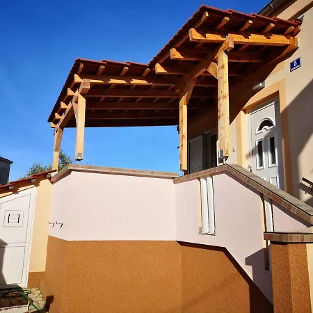 Step Away From The Beach, Sea View House Pergola Ferienhaus *